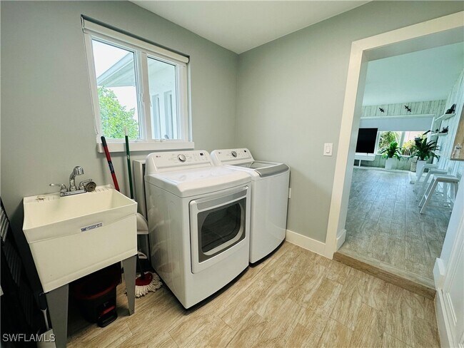 Building Photo - 140 W Pago Pago Dr