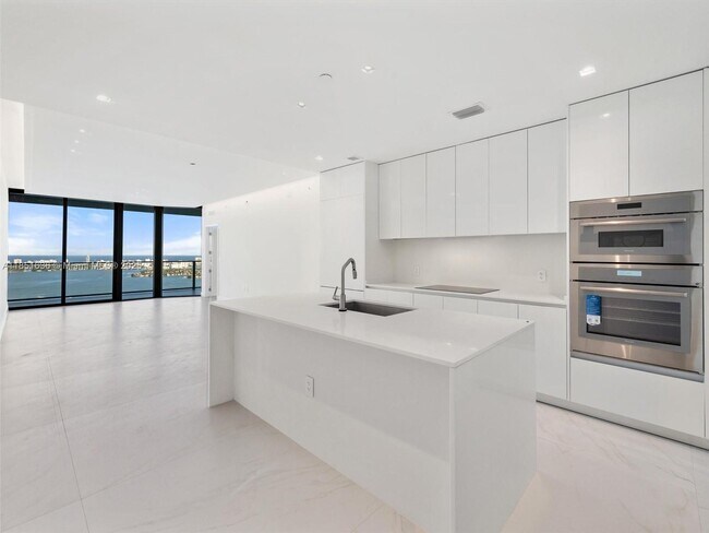 Building Photo - 700 NE 24th St