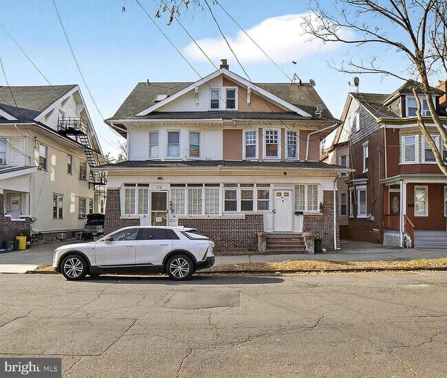 Building Photo - 713 Monmouth St