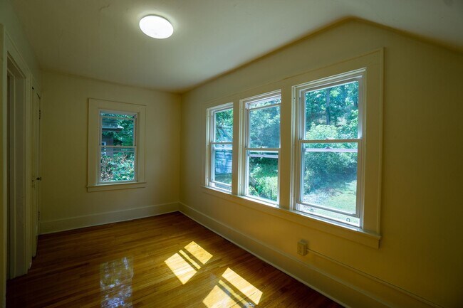 Building Photo - Single Family Home with Enclosed Front Por...
