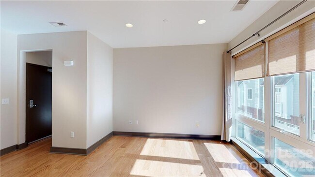 Building Photo - 2200 Lyndhurst Ave