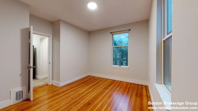 Building Photo - Beautiful 3 Bed Coming Available