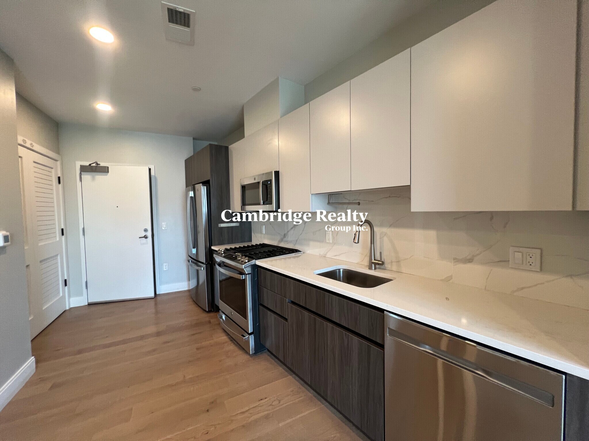 Building Photo - 10 Central St