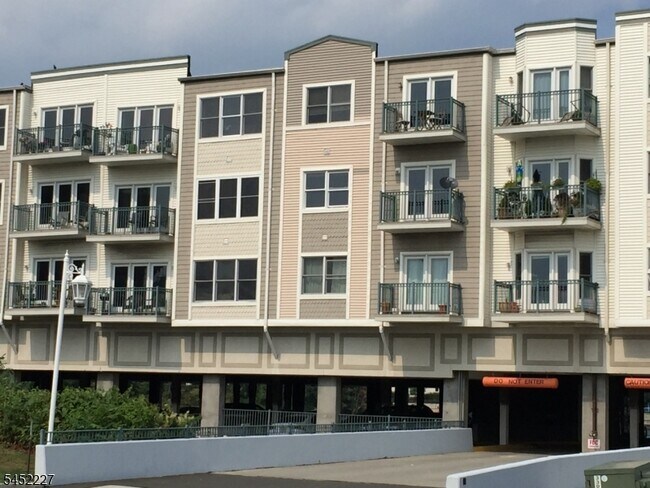 Building Photo - 125 The Promenade