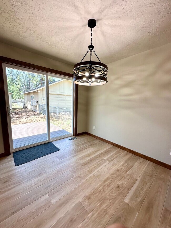 Building Photo - Remodeled 3 Bed Home in Deschutes River Woods with A/C & Large Fenced Yard