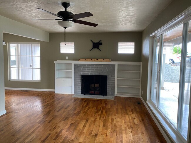 Building Photo - 3 Bedroom 1 Bath Hucrest Home