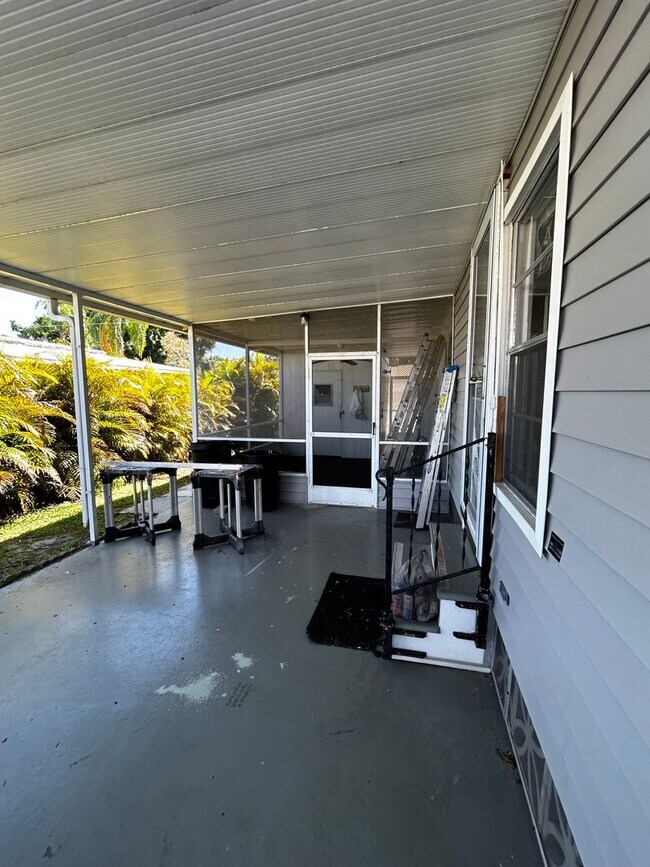 Building Photo - 2 Bedroom Home with a den - Loads of ameni...