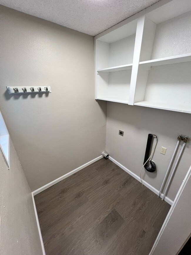 Building Photo - Spacious 2 Bedroom, 1.5 Bath Triplex in Cl...