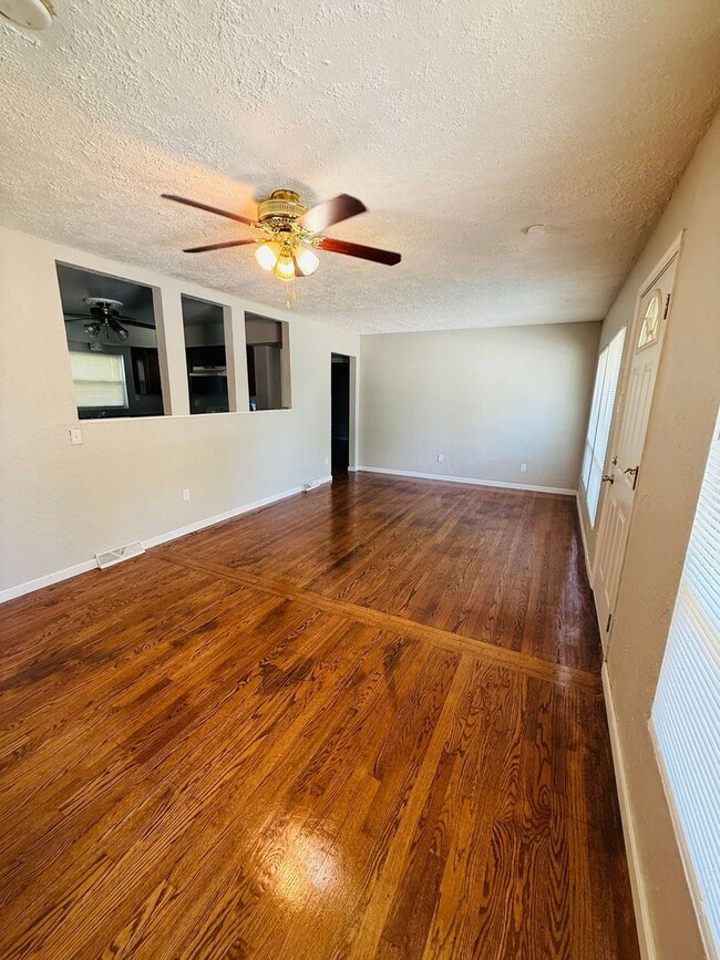Building Photo - Three bedroom Home for Rent - Florissant