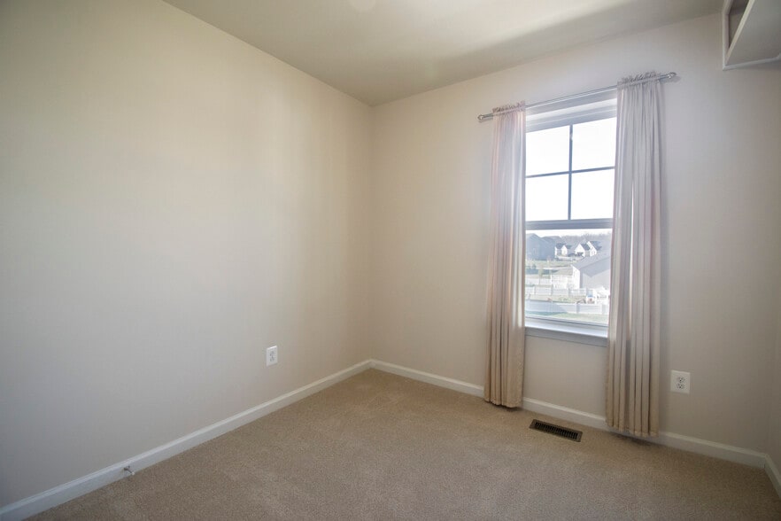 Secondary Bedroom - 105 Gristmill Ct