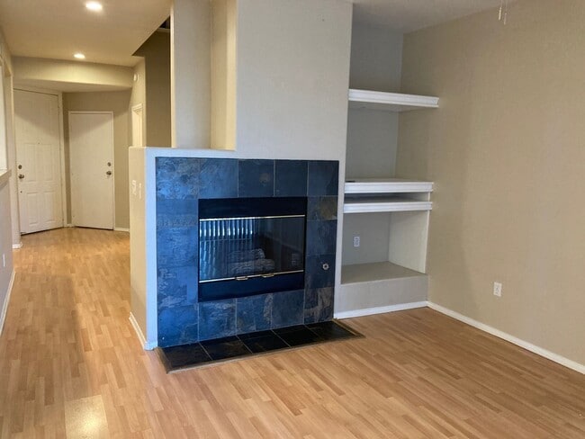 Building Photo - MOVE IN BONUS !! STUNNING BEAUTIFUL 3BD/2.5BA W/ DEN AREA CONDO/TOWNHOME LOCATED IN SUMMERLIN