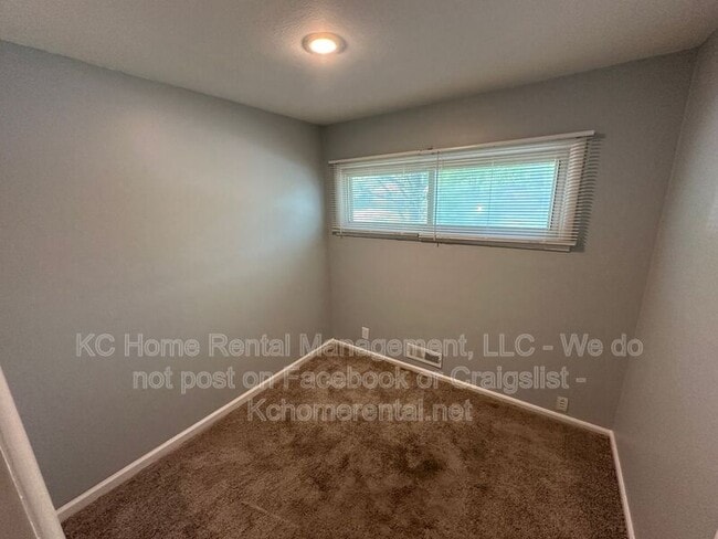 Building Photo - 10809 Ewing Ave