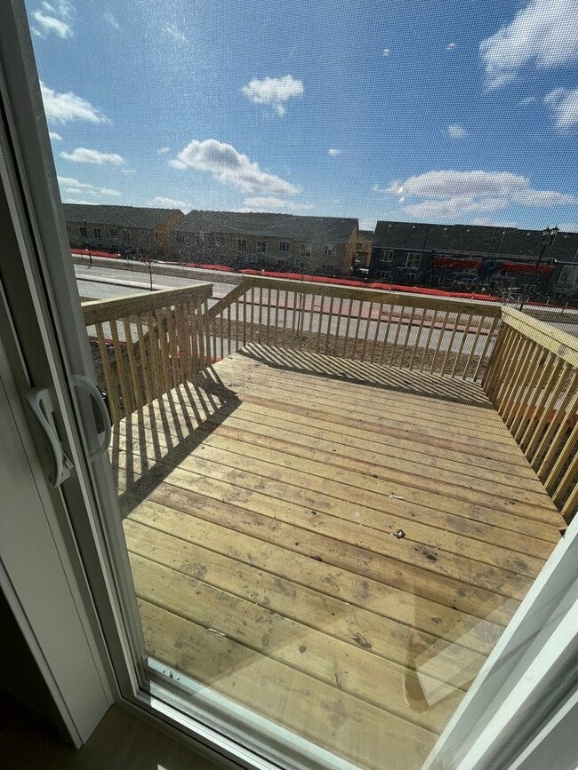 Building Photo - 3 Bed 3 Bath Townhome