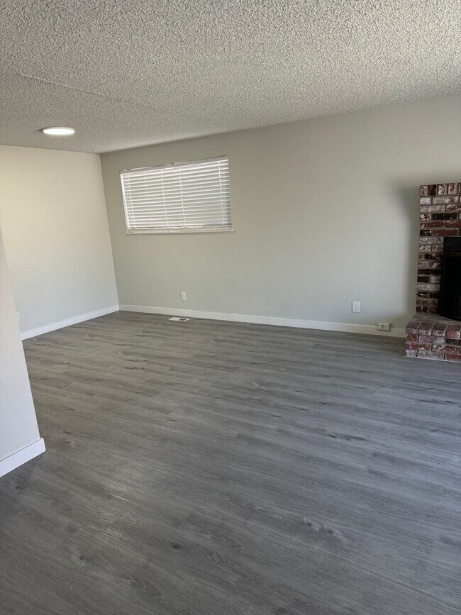 Building Photo - Stylish Modern 3 bed 2 bath house