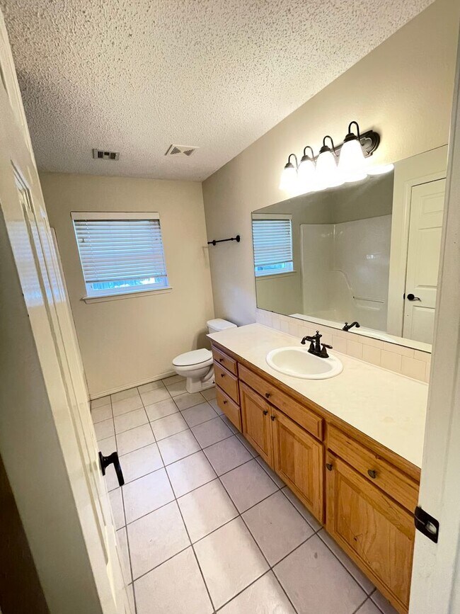 Building Photo - 3 Bedroom/2 Bathroom In Bentonville!!!