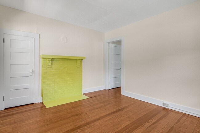 Building Photo - Charming 1930s Shotgun Duplex – Updated Bath, Walk-In Pantry, Water Included