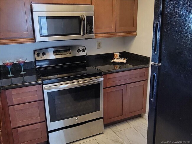 Building Photo - 1524 SE Royal Green Cir