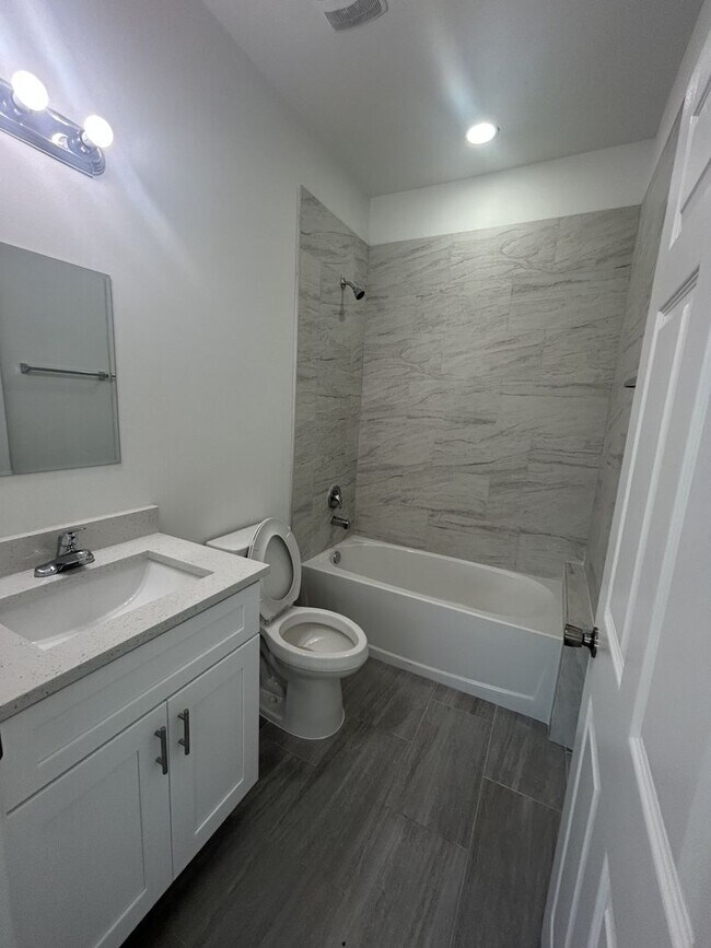 Building Photo - 544 Highlands Lake Dr