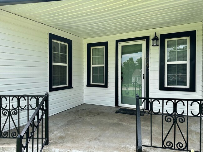 Building Photo - 3 Bedroom