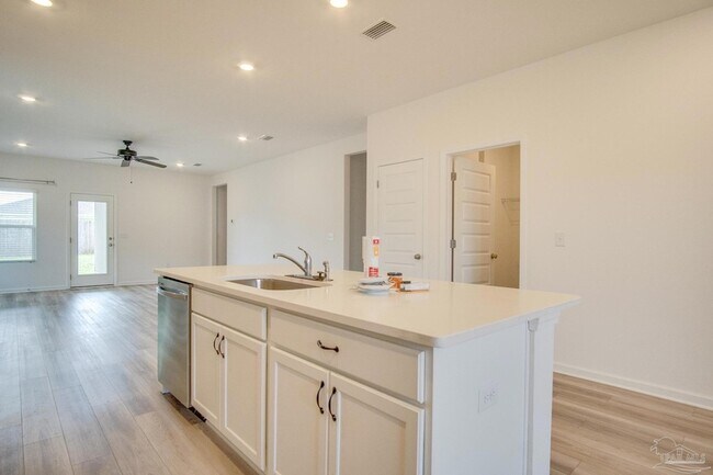 Building Photo - 6625 Sun Tree Cir
