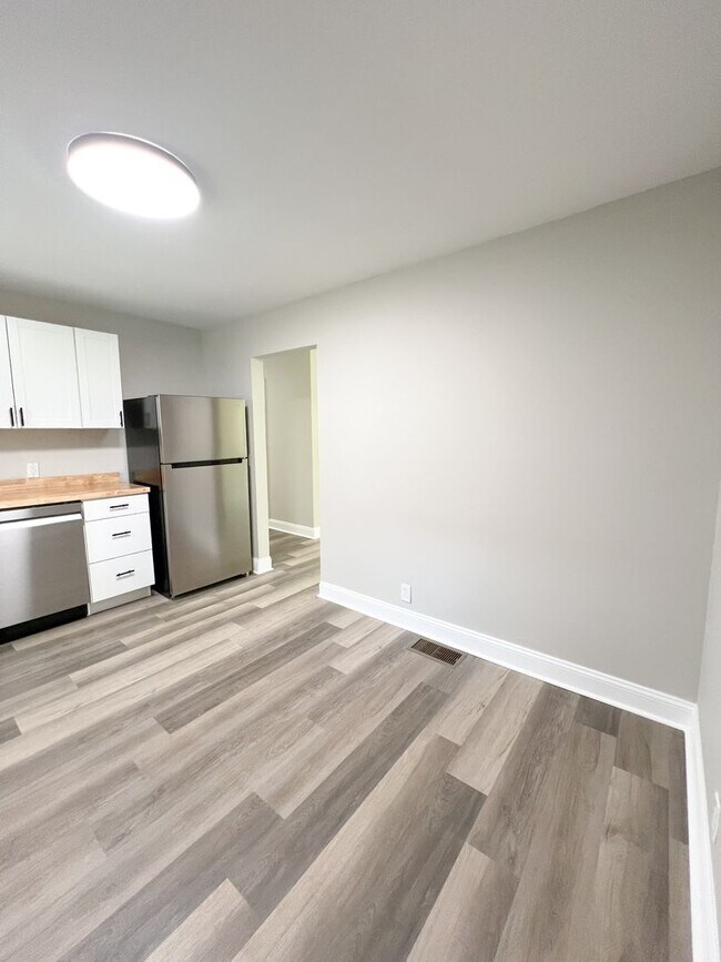 Building Photo - Completely Remodeled Home in Clarksville, TN – Just Off Madison Street!
