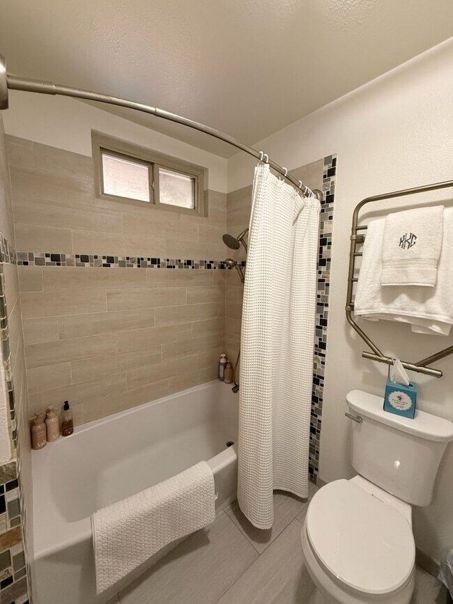 Building Photo - Welcome to this beautiful townhouse located in Walnut Creek-Countrywood 3 bedroom 2.5 Bath