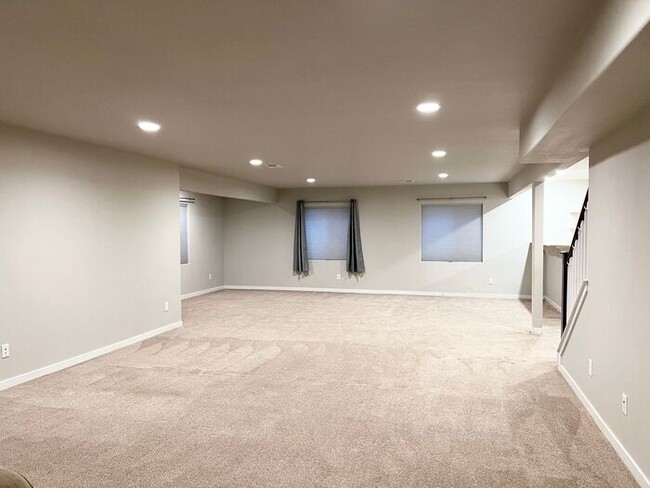 Building Photo - 5 Bedroom/4 Bathroom Ranch Style Home Loca...