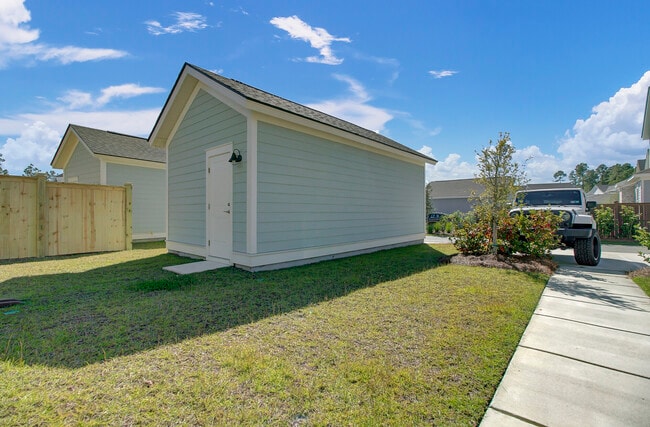 Building Photo - 360 Great Lawn Dr