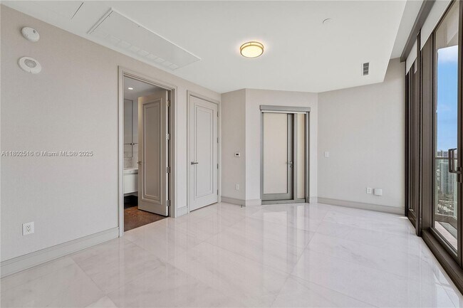 Building Photo - 17901 Collins Ave