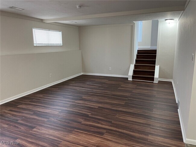 Building Photo - 8671 Ashwood Dr