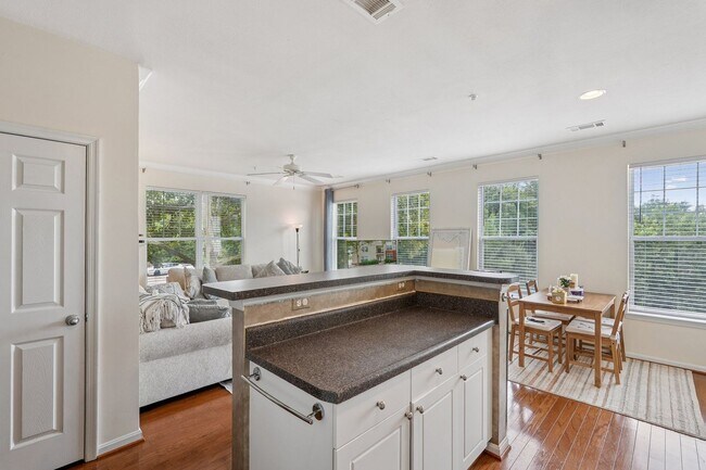 Building Photo - Stylish 3-Level Condo with Garage in Prime...