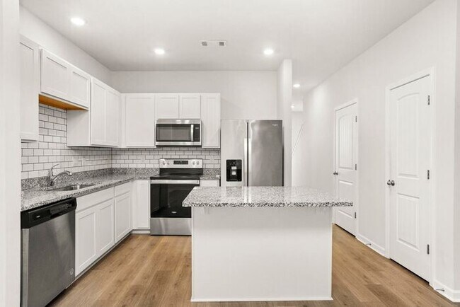 Building Photo - Newer Beautiful 3 Bed 2.5 Bath!