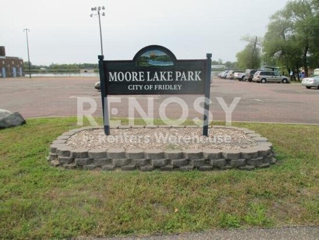 Building Photo - Available Now 2 Bedroom 1 Bath Condo in Fridley