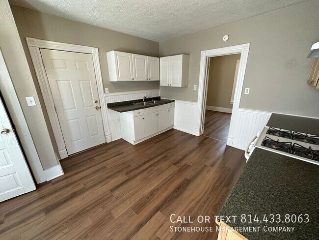 Building Photo - 613 E 13th St