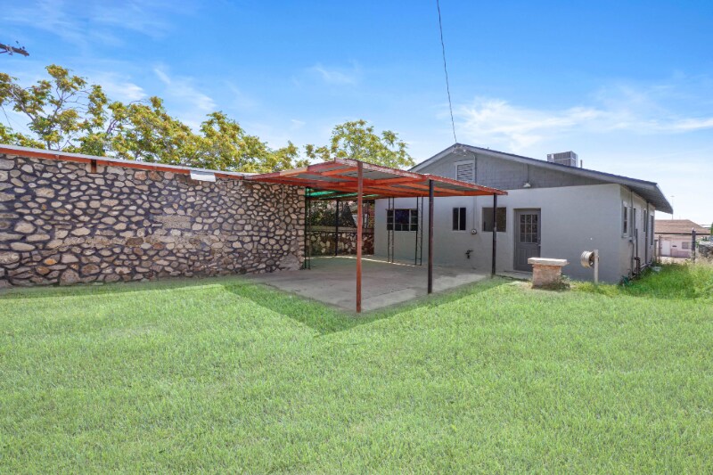 Building Photo - 2611 Pershing Dr