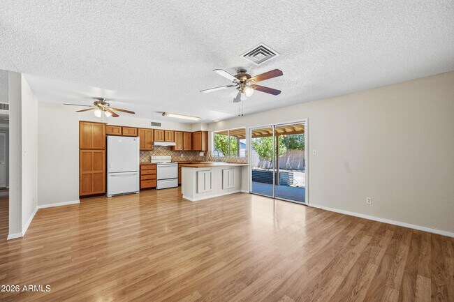 Building Photo - 2216 W Straford Dr