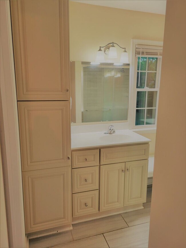 Building Photo - Huge 5 bedroom upgraded Colonial with larg...