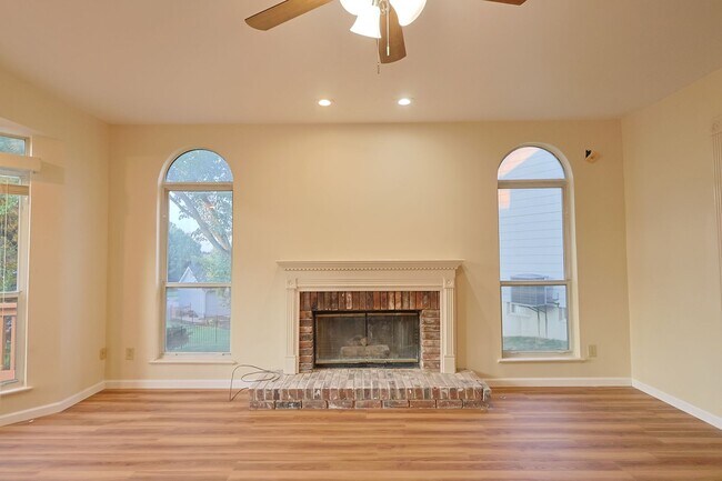 Building Photo - Spacious Parkway South Home with Walk-Out Basement & Large Backyard