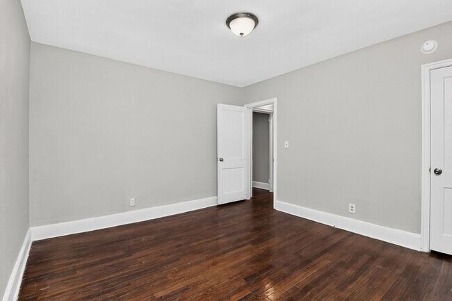 Building Photo - Charming 2BD/1BA Brick Duplex in NoDa!