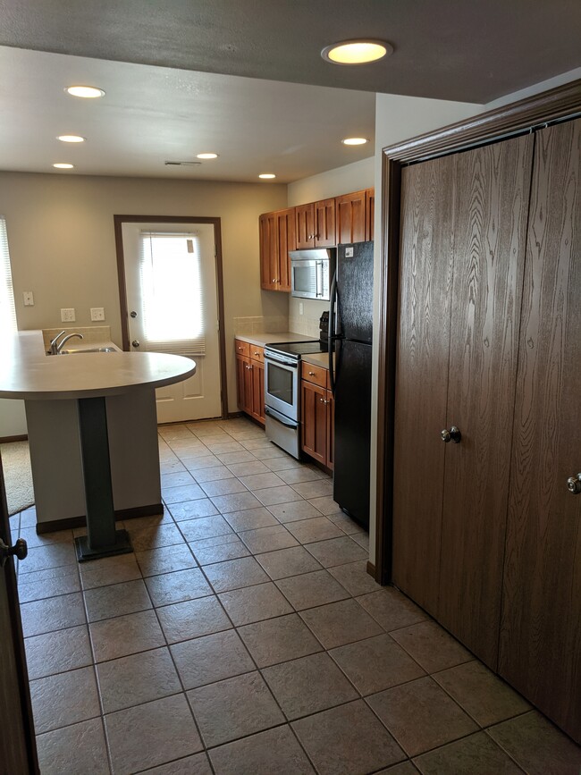 Kitchen - 2405 Stadium Pl