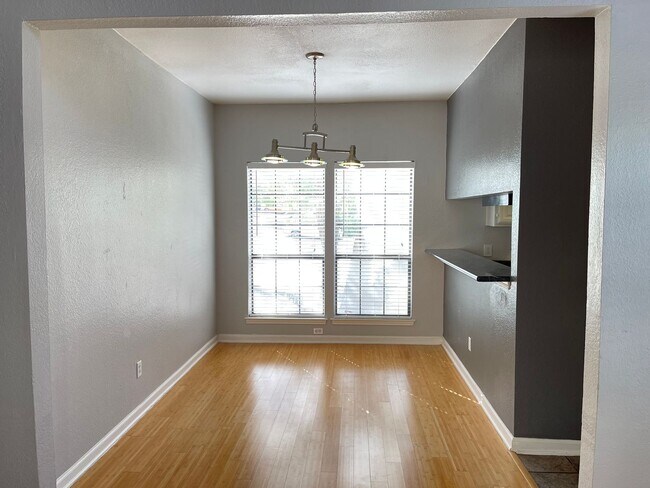 Building Photo - 2/2 with a Loft!