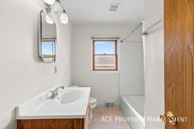 Building Photo - 832 Haines Ave