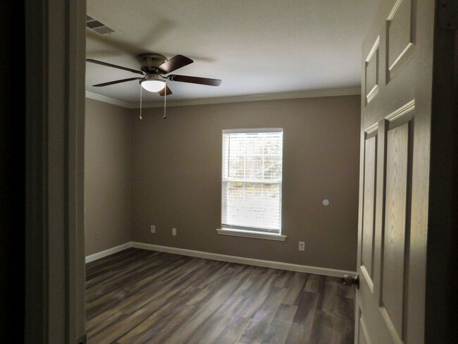 Building Photo - Room For Rent