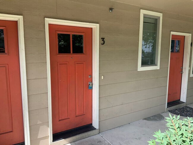 Building Photo - Move In Special!!  Close to Campus on 14th...