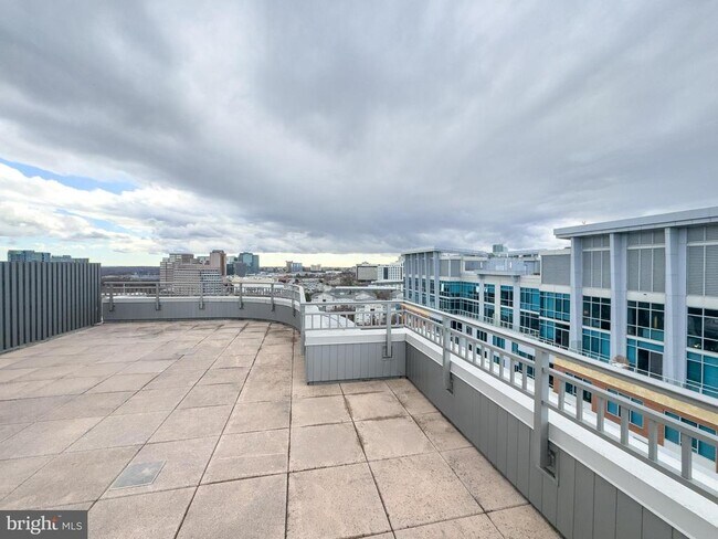 Building Photo - 8220 Crestwood Heights Dr