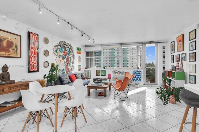Building Photo - 5313 Collins Ave