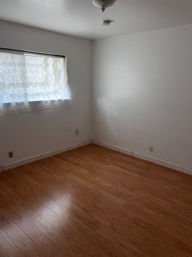 Building Photo - 4 BEDROOM HOME