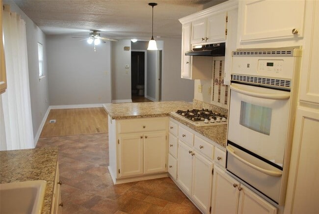 Building Photo - 1701 Parkview Terrace