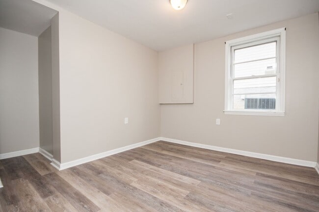 Building Photo - Huge 4 Bedroom 2 Bath Sylvan Park Classic! AVAILABLE NOW. Perfect for Roommates or a Home Office....