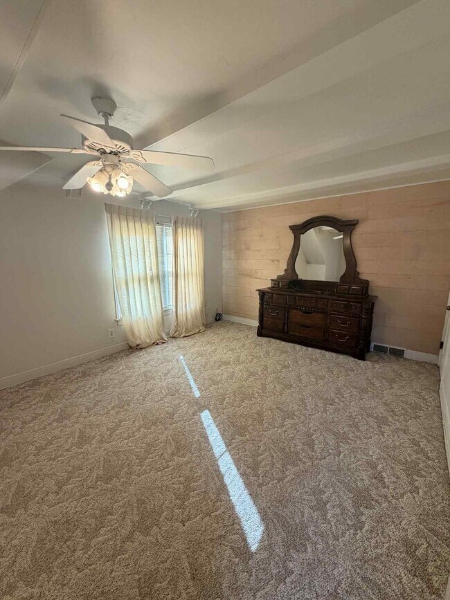 Building Photo - 411 S Jackson Ave